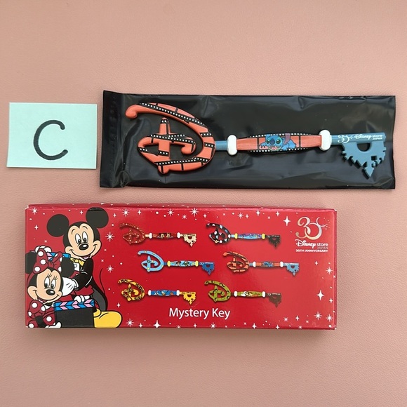30th Anniversary Disney Store Mystery Key - Stitch - Picture 2 of 3